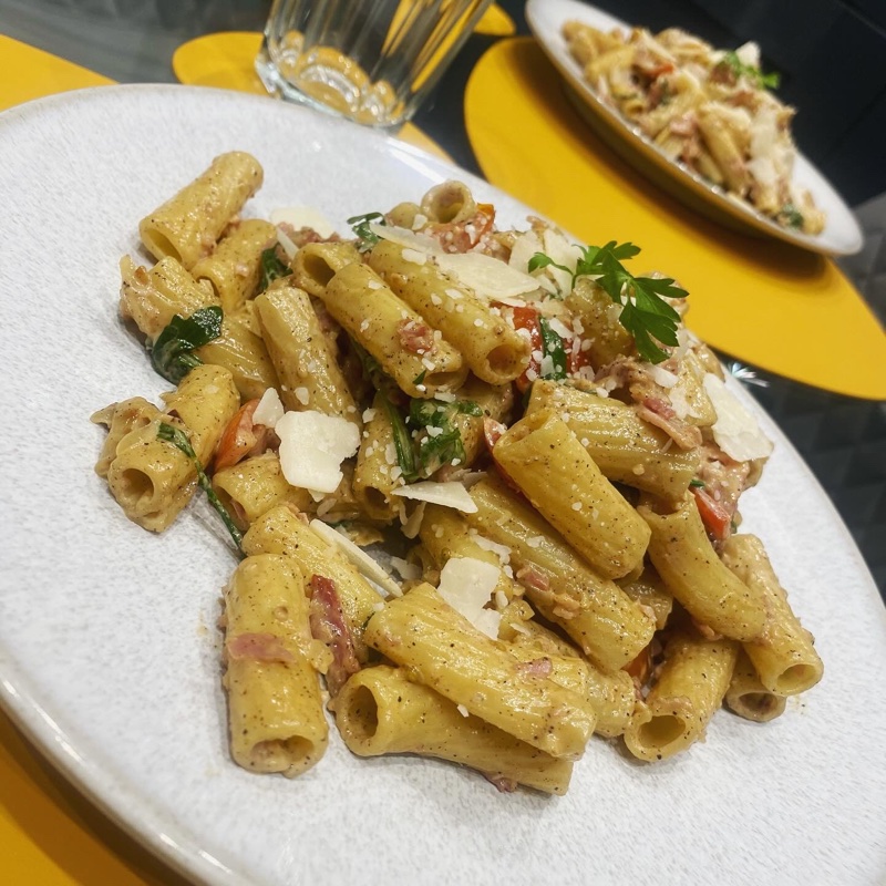 Bacon pasta salad, with rocket, cherry tomatoes and Parmesan cheese 🧀🥓