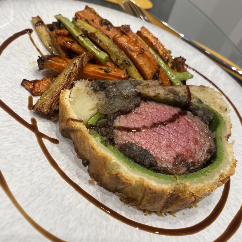 British styled beef wellington, with honey roasted carrots, parsnips, green beans and red peppers 🇬🇧