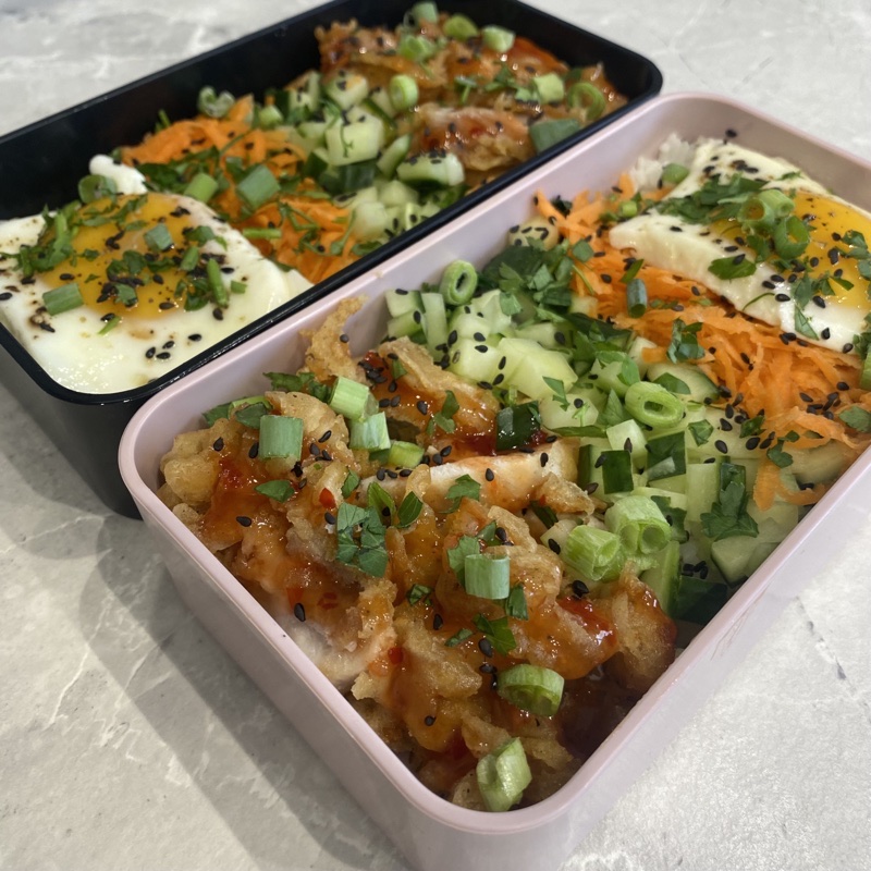 Korean styled sweet chilli crispy fried chicken bibimbap, with boiled rice, a fried egg, carrots and cucumbers 🥒