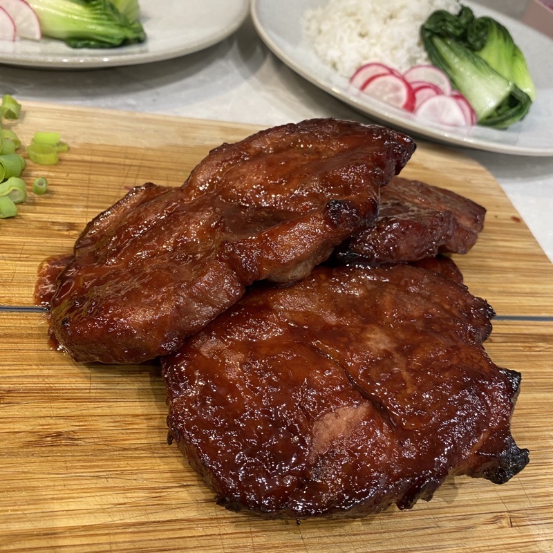 Chinese styled crispy bbq pork, with pak choi, radish, cucumber, pepper and boiled rice 🥡🥢