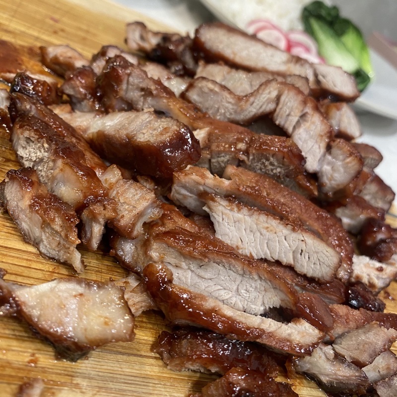 Chinese styled crispy bbq pork, with pak choi, radish, cucumber, pepper and boiled rice 🥡🥢