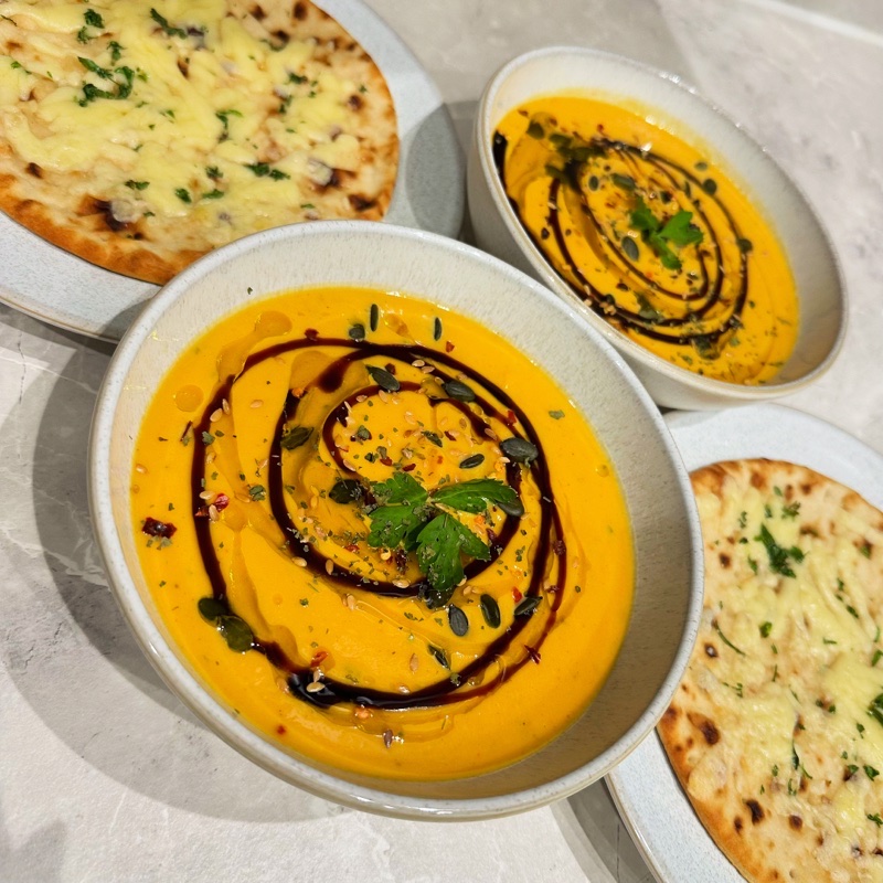 Creamy parsley sweet potato and carrot soup, topped with olive oil, balsamic vinegar, pumpkin seeds, flaxseeds and cheesy flatbread on the side 🥕🍠