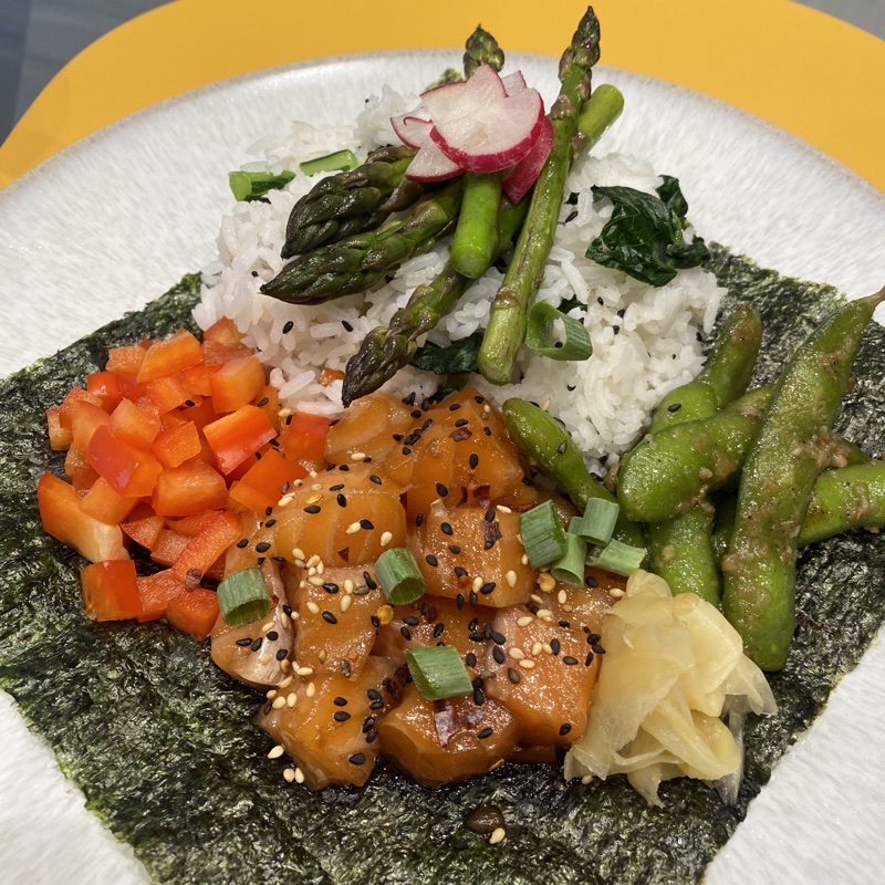 Japanese styled salmon teriyaki poke, with pickled ginger, edamame beans, red peppers, asparagus and sesame rice 🍚