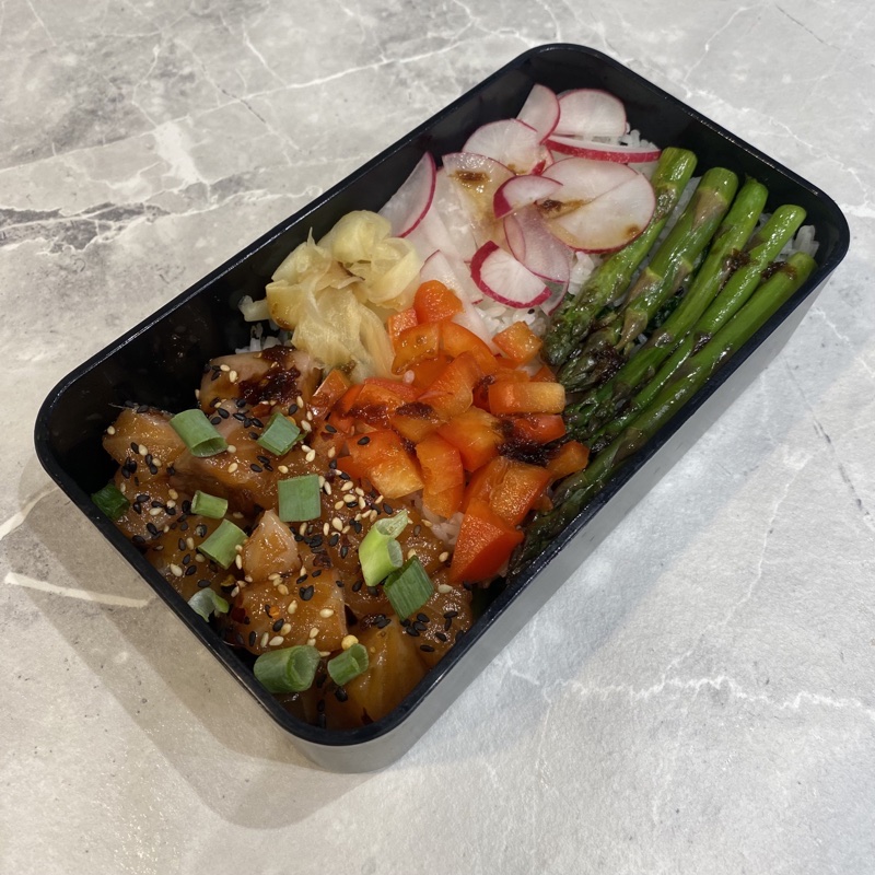 Japanese styled salmon teriyaki poke bento, with pickled ginger, edamame beans, red peppers, asparagus and sesame rice 🍚