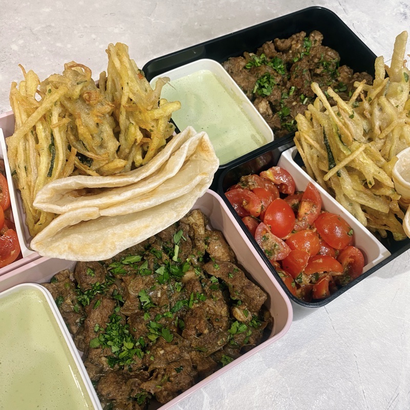 South Asian styled lamb, mint yoghurt, tomato salad, parata and pakoras 🌶️