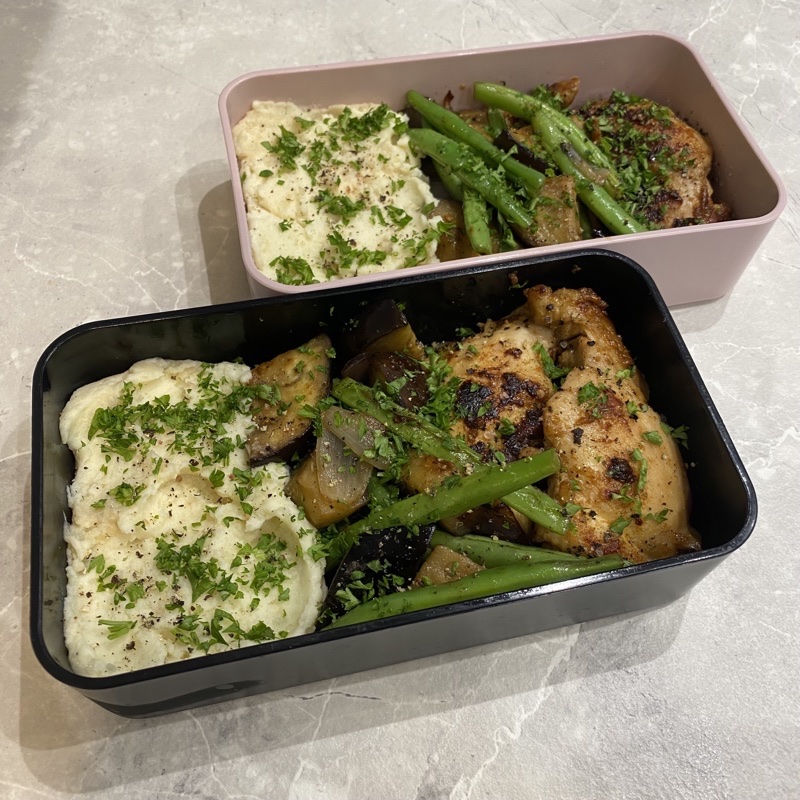 Spice herbed orange chicken, with roasted green beans, onions, aubergine and creamy mash potato 🥔